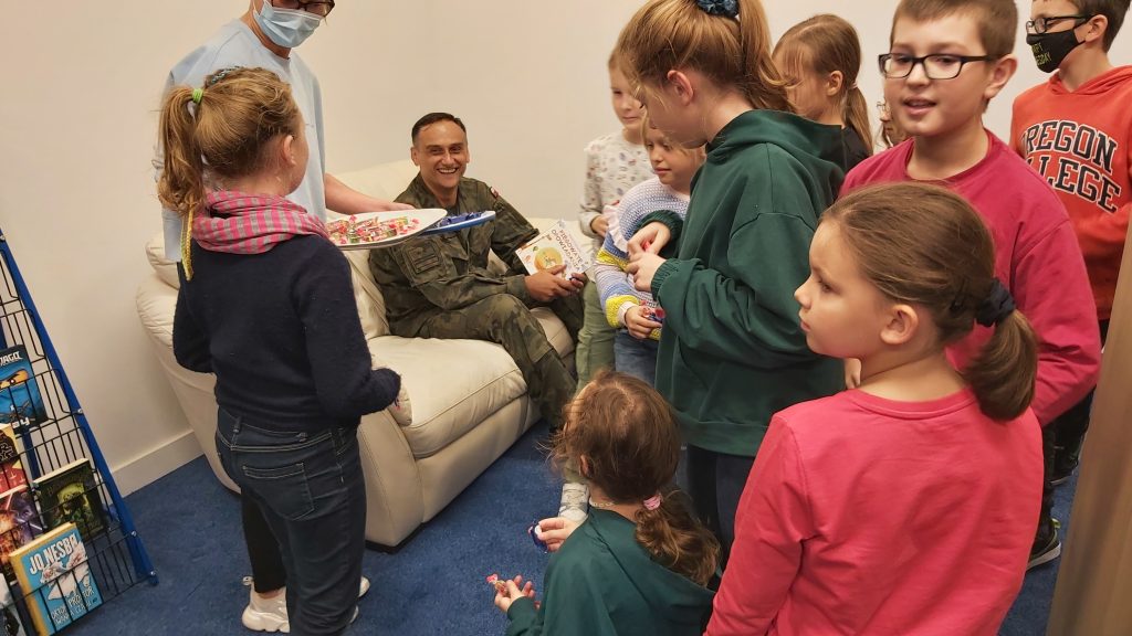 CAŁY SHAPE CZYTA DZIECIOM